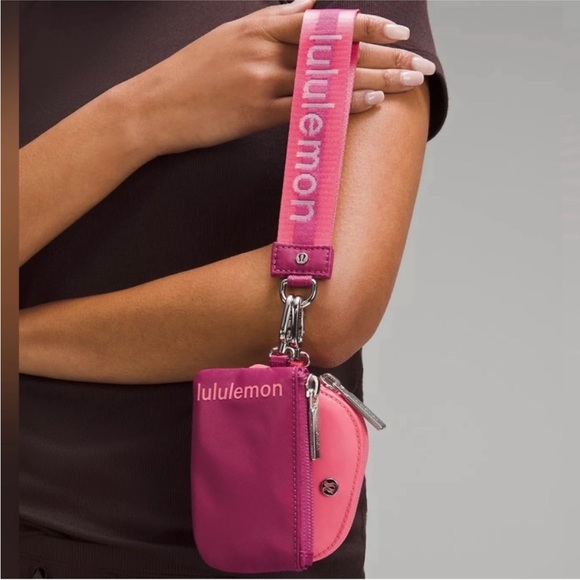 LULULEMON DUAL POUCH WRISTLET IN *wordmark* WASHED MAUVE/SAKURA PINK COMBO - Picture 4 of 8